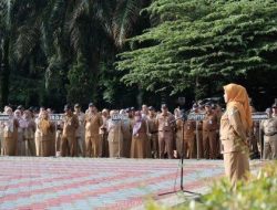 Pj Sekda Depok Nina Suzana, memberikan amanat pada Apel Pagi di Lapangan Balai Kota Depok.