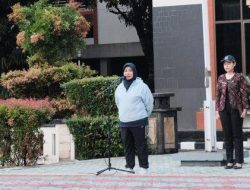 Pj Sekda Kota Depok Nina Suzana menjadi pembina pada apel pagi Aparatur Sipil Negara (ASN) Lapangan Balai Kota Depok