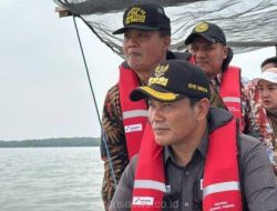 Plt. Bupati Sidoarjo H. Subandi Sidak HGB Laut di Desa Segoro Tambak, Kecamatan Sedati
