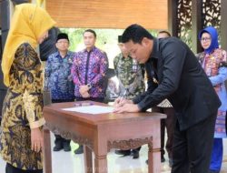 Plt. Bupati Subandi Serahkan Penghargaan SAKIP dan IPP kepada Perangkat Daerah Terbaik