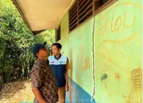 
					Ade Firmansyah Tinjau SDN Tapos 5 yang Terancam Longsor