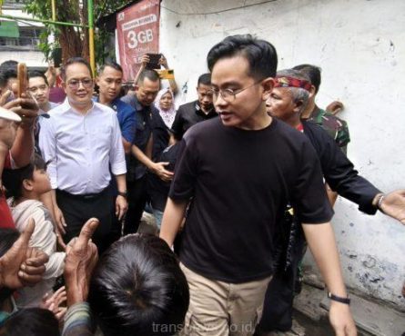 
					Wapres Gibran Blusukan ke Kawasan Kapas Samping Surabaya