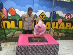 ketua bayangkari didampingin Kapolres Jember saat menandatangani Prasasti