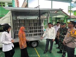 Gubernur Terpilih Jawa Timu Bersama Plt. Bupati Sidoarjo Tinjau Pelaksanaan Makan Bergizi Gratis di SMPN 1 Candi