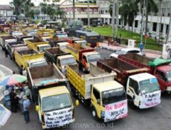 kendaraan parah pendemo berparkir di depan kantor pemkab