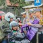 Puluhan jas hujan yang dibagikan secarah gratis oleh AKP Bagas Kasat lantas Polres Jember kepada pengguna jalan