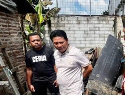 Plt. Bupati Sidoarjo Subandi, saat meninjau langsung perbaikan rumah korban kebakaran di Desa Sambungrejo kecamatan Sukodono, Sidoarjo. Sabtu (15/2/2025)