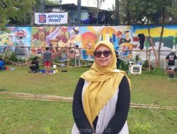 Kepala UPTD Taman Hutan Raya Kota Depok, Lintang Yuniar Pratiwi meninjau pelaksanan Lomba Mural di Alun-alun Depok.
