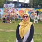 Kepala UPTD Taman Hutan Raya Kota Depok, Lintang Yuniar Pratiwi meninjau pelaksanan Lomba Mural di Alun-alun Depok.