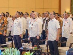Adik Dwi Putranto (ADP) (kanan) kembali terpilih secara aklamasi sebagai Ketua Umum Kamar Dagang dan Industri (Kadin) Jawa Timur periode 2025-2030 dalam Musyawarah Provinsi (Muprov) ke VIII Kadin Jatim yang digelar di Shangri-La Hotel Surabaya, Senin malam (10/2/2025).