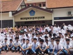 Wapres Gibran Tinjau Program MBG di SMAN 10 Surabaya