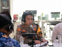 Saat Waka Polres Jember Kompol Ferri Dharmawan berikan dialog interaktif bertempat di studio RRI 1 Jember