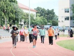 Warga Depok berolahraga di Depok Open Space (DOS). (dok. Diskominfo).