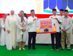 Direktur Bisnis Mikro, Ritel & Usaha Syariah bank jatim R. Arief Wicaksono dan didampingi oleh Direktur Keuangan, Treasury & Global Services bank jatim Edi Masrianto menyerahkan undian umroh.