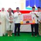 Direktur Bisnis Mikro, Ritel & Usaha Syariah bank jatim R. Arief Wicaksono dan didampingi oleh Direktur Keuangan, Treasury & Global Services bank jatim Edi Masrianto menyerahkan undian umroh.