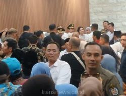 Ratusan Orang dari Berbagai Elemen Masyarakat Memadati Kediaman Wali Kota Depok