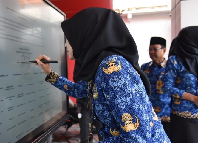 
					Pejabat dan Pegawai Dinas Kominfo Sidoarjo Perkuat Komitmen Pencegahan dan Pemberantasan KKN
