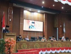 Wali Kota Depok Supian Suri dan Wakil Wali Kota Depok Chandra Rahmansyah pada rapat paripurna yang dipimpin Ketua DPRD Depok Ade Supriyatna. pada Senin (03/03/25). (dok. Humas DPRD Depok)