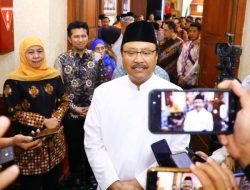 Menteri Sosial Republik Indonesia, Saifullah Yusuf saat memberikan keterangan pers usai rapat koordinasi penguatan ekonomi Desa Jawa Timur tahun 2025 di Gedung Negara Grahadi Surabaya, Minggu (9/3/2025)
