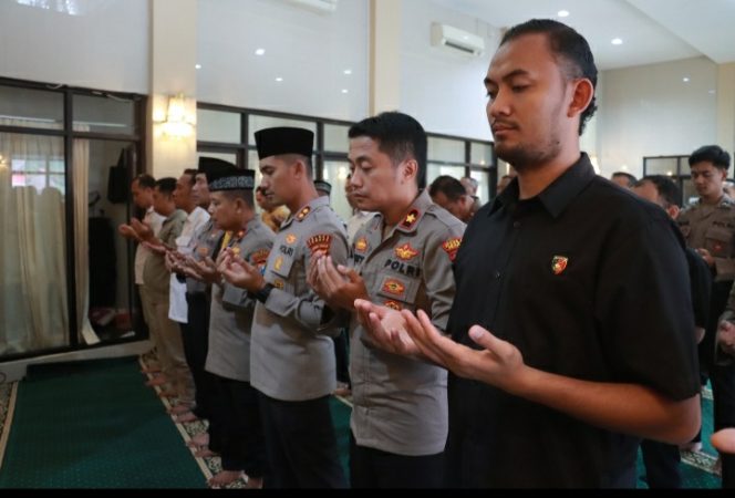 
					Polres Jember Gelar Sholat Ghaib untuk 3 Anggota Polri yang gugur dalam tugas