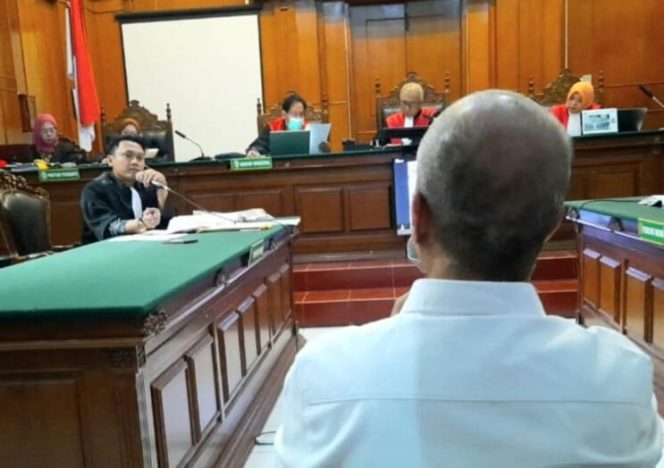 
					JPU Kejari Surabaya Deddy Arisandi Tuntut Notaris Dadang 3 Tahun Penjara