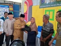 Wali Kota Depok Supian Suri secara simbolis menyerahkan sembako kepada warga dalam kegiatan Pasar Murah Ramadan
