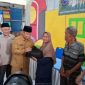 Wali Kota Depok Supian Suri secara simbolis menyerahkan sembako kepada warga dalam kegiatan Pasar Murah Ramadan