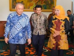 Gubernur Jawa Timur, Khofifah Indar Parawansa, saat menerima kunjungan kerja Menteri Perhubungan, Dudy Purwagandhi. Jum'at (7/3/2025).