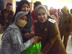 Pemkab Sidoarjo Bersama PT ECCO Serahkan Bantuan Bahan Pangan Di Kecamatan Candi
