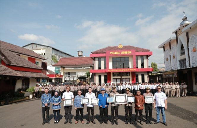 
					Berkat keberhasilan dalam tugas polres jember diguyur berbagai penghargaan