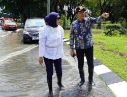 Kekompakan dan  kebersamaan Bupati  Sidoarjo H. Subandi bersama Wakil Bupati Hj. Mimik Idayana, saat  meninjau bencana alam banjir di Terminal 2 Bandara Juanda. Rabu (2/4/2025)