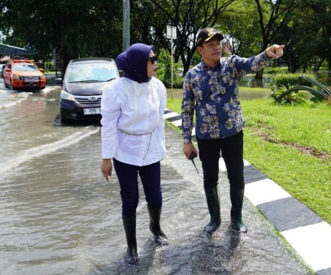 
					Kekompakan dan  kebersamaan Bupati  Sidoarjo H. Subandi bersama Wakil Bupati Hj. Mimik Idayana, saat  meninjau bencana alam banjir di Terminal 2 Bandara Juanda. Rabu (2/4/2025)