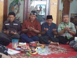 Bupati Sidoarjo H.Subandi Takziah ke Keluarga Korban Tragedi Tanah Longsor di Mojokerto