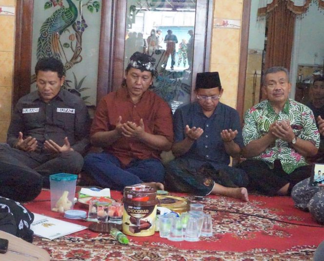 
					Bupati Sidoarjo H.Subandi Takziah ke Keluarga Korban Tragedi Tanah Longsor di Mojokerto