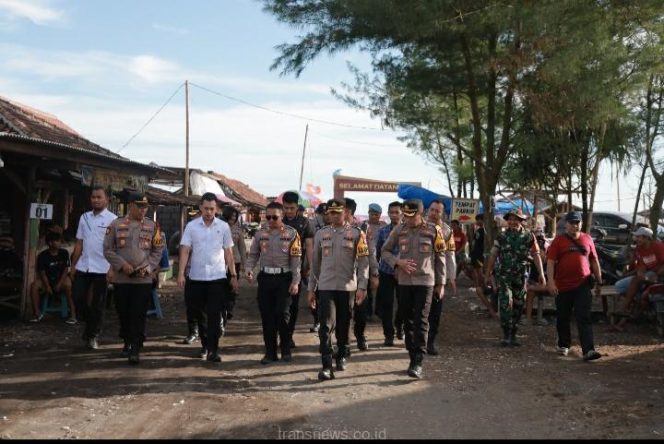 
					Kapolres jember beserta anggota saat cek sejumlah objek wisata