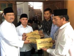Mensos Saifullah Yusuf atau biasa disapa Gus Ipul, saat menyerahkan langsung bantuan uang tunai tersebut ke keluarga korban. Minggu (6/4/2025)