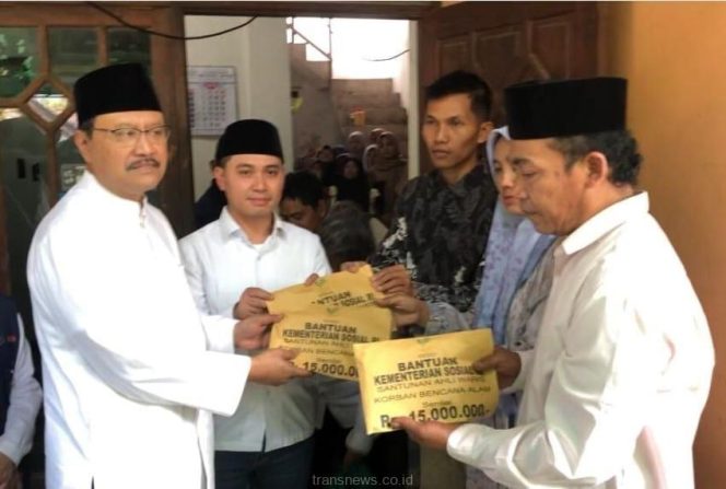 
					Mensos Saifullah Yusuf atau biasa disapa Gus Ipul, saat menyerahkan langsung bantuan uang tunai tersebut ke keluarga korban. Minggu (6/4/2025)