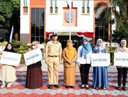 Pj Sekda Kota Depok, Nina Suzana menyerahkan secara simbolis klaim santunan kematian kepada ahli waris pekerja rentan. (dok.Humas Pemkot Depok).