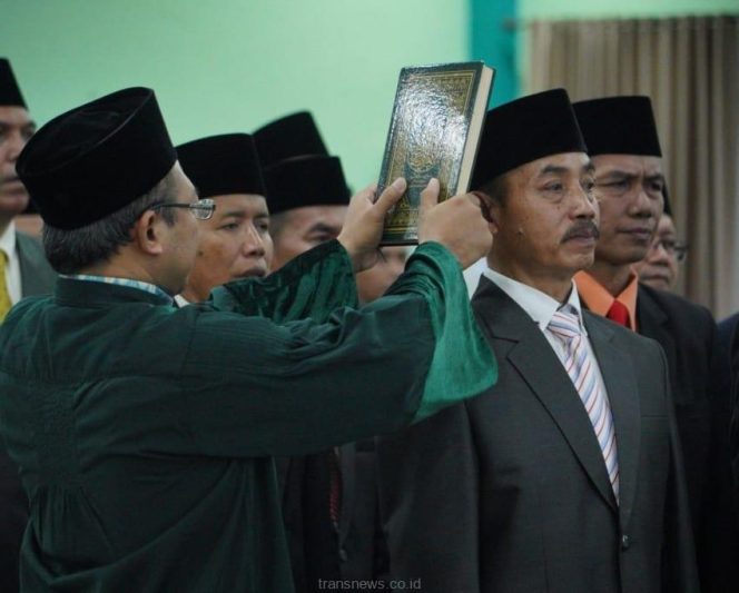 
					Kakanwil Kemenag Jatim Akhmad Sruji Bahtiar Lantik 67 Pejabat