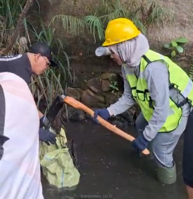 
					Demi Meminimalisir Banjir, Wanita Ini Relakan Kulit Mulusnya Tercemar Kotornya Air Kali Laya