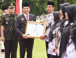 Peringatan Hardiknas, Bupati Sidoarjo Serahkan Penghargaan Kepada Guru dan Siswa