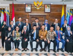Gubernur Jawa Timur, Khofifah Indar Parawansa, saat sesi foto bersama Rektor Unair baru. Prof. Dr. Muhammad Madyan, S.E., M.Si., M.Fin sebagai Rektor Unair periode 2025–2030 dan para Majelis Wali Amanat (MWA), Surabaya, Senin (5/5/202).