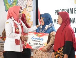 Wabup Mimik Idayana Bagikan BLT BBHCHT Kepada Buruh Pabrik Rokok Sidoarjo