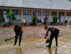 Pasca Banjir Surut, Polisi dan TNI Bersihkan Sekolah di Rengel, Tuban