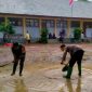 Pasca Banjir Surut, Polisi dan TNI Bersihkan Sekolah di Rengel, Tuban