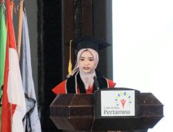 Dokumentasi: Rissa sebagai wisudawan terbaik menyampaikan orasi