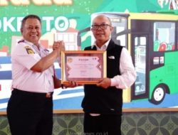 Kadishub Jatim, Nyono saat memberikan  penghargaan ke Bank Jatim yang diterima oleh Direktur Bisnis Mikro, Ritel & Usaha Syariah Bank Jatim R. Arief Wicaksono.