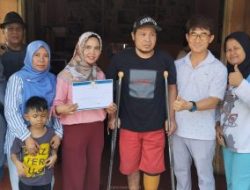 Kembali Berikan Bantuan, Pembina YGP Serahkan Kaki Palsu untunk Warga Depok