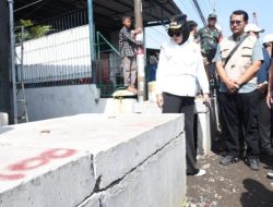 Terima Keluhkan Warga, Wabup Sidoarjo Tinjau Pemasangan U-ditch Proyek Betonisasi Betro-Gedangan