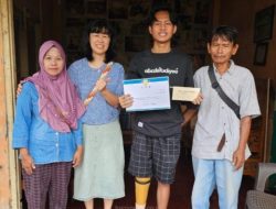 YGP Berikan Bantuan Kaki Palsu Untuk Warga Sukmajaya